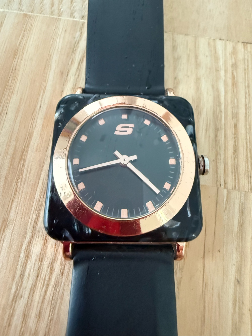 Sketcher ladies black square and rose gold tone silicone watch NEW BATTERY